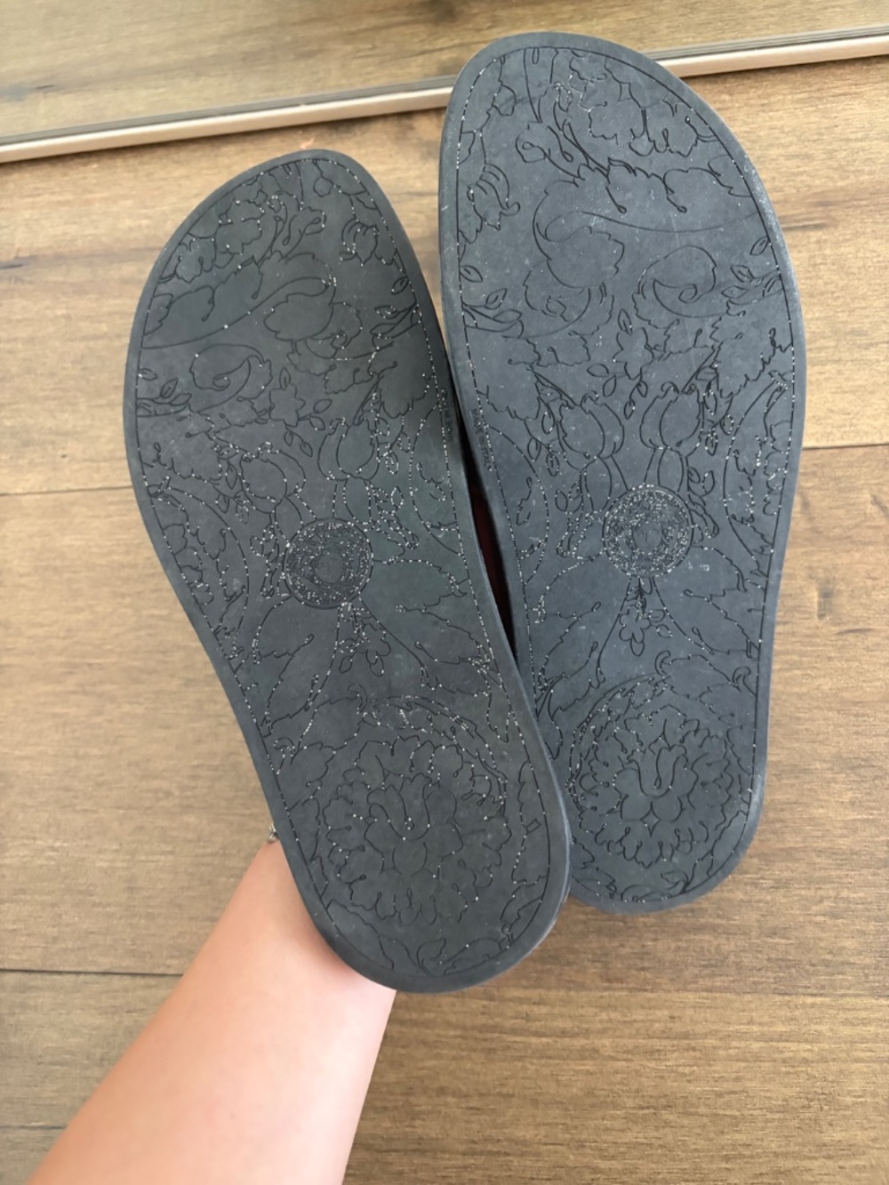 Versace Women’s Black Rubber Pool Slides Size 9 worn once with box - Picture 3 of 5